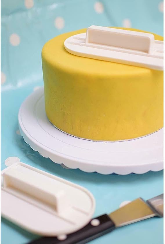 أداة تنعيم الكيك ذات الحافة المسطحة - أداة تنعيم كريمة الفوندان - مكشطة كيك بمقبض سهل الاستخدام16 سم × 8 سم × 3 سم، لون أبيض