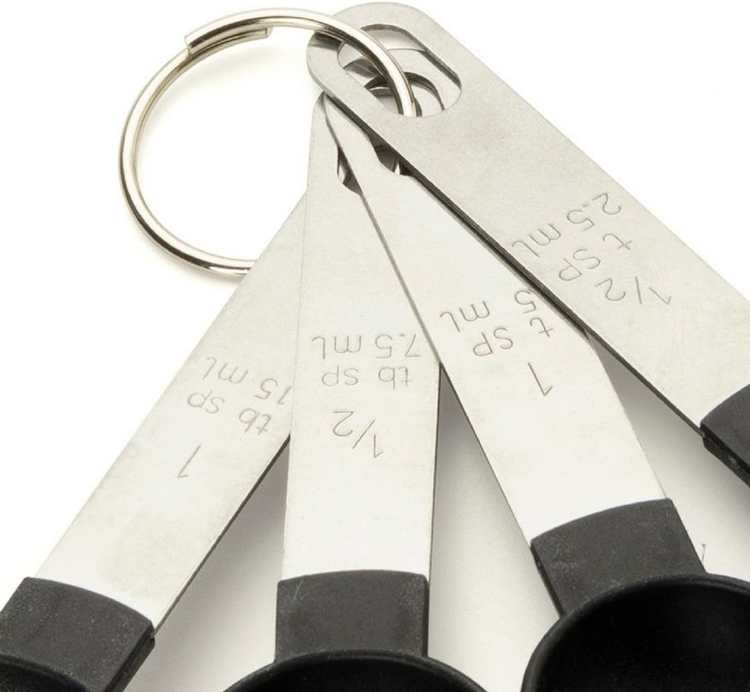 مجموعة من 4 ملاعق قياس للمطبخ - الأحجام: نصف ملعقة صغيرة، ملعقة صغيرة واحدة، نصف ملعقة كبيرة، ملعقة كبيرة واحدة. قابلة للتكديس/التداخل لقياس المكونات الجافة أو الرطبة في الخبز والطهي والخلط وتجهيز الطعام. مصنوعة من الفولاذ المقاوم للصدأ والبولي بروبيلين.