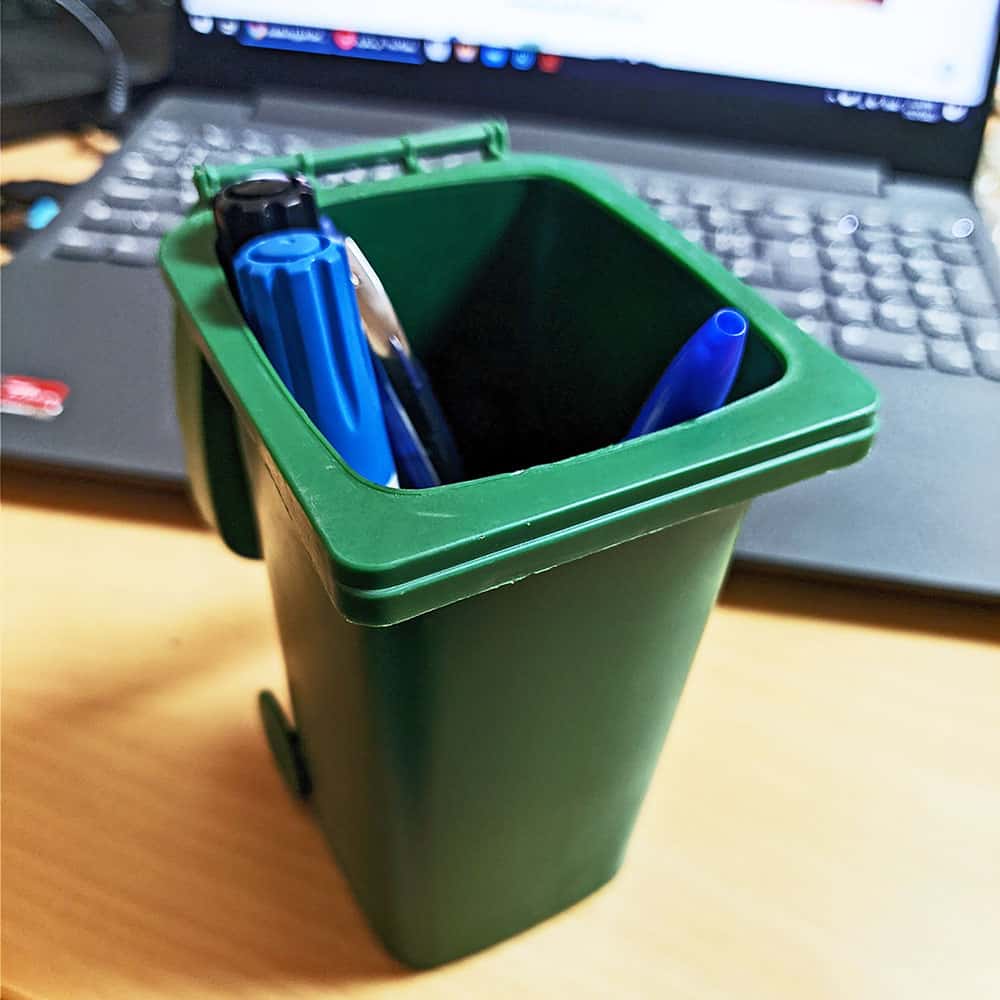 سلة بلاستيك لتنظيم سطح المكتب سلة المهملات مع غطاء وحامل أقلام أخضر