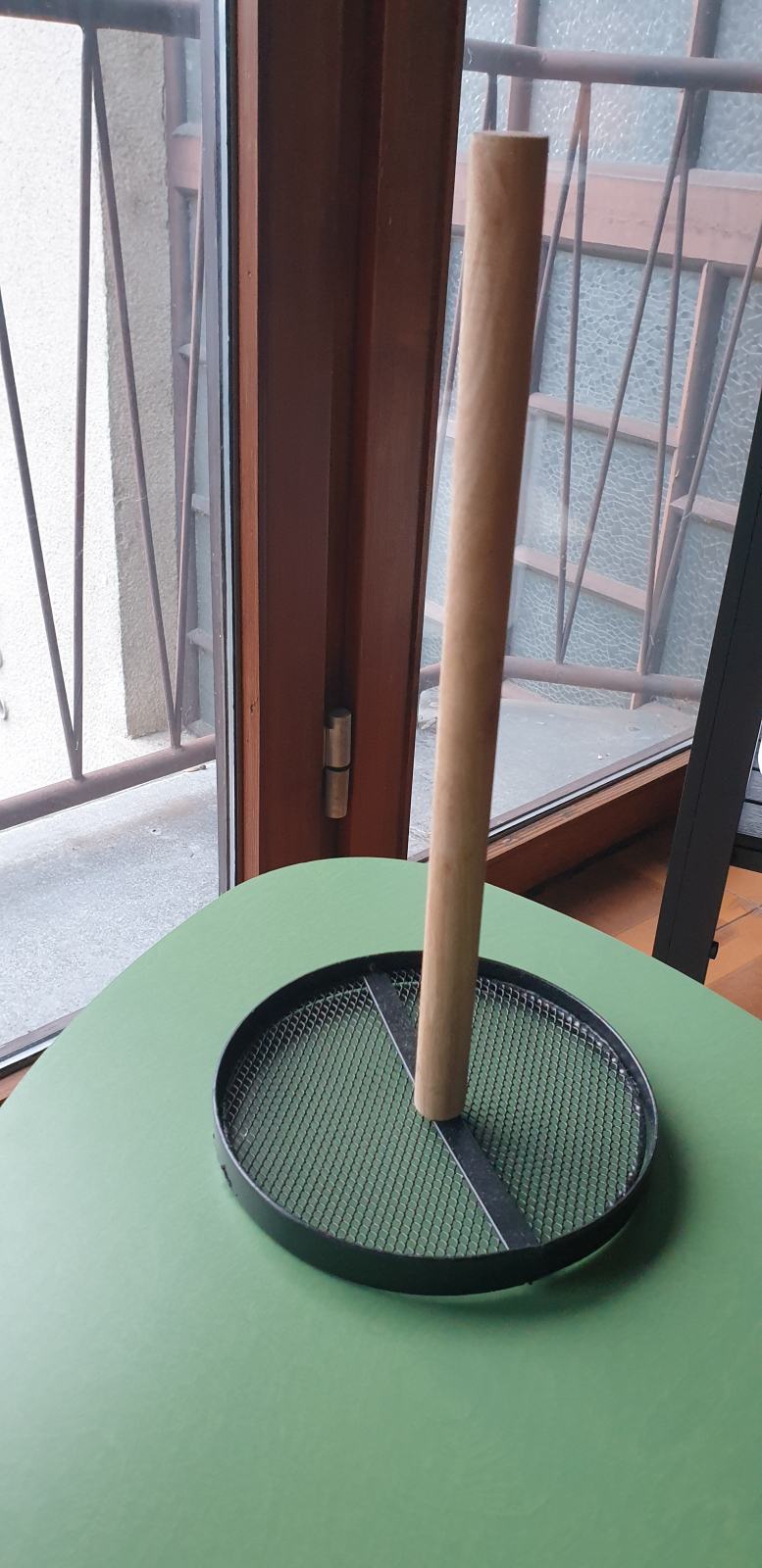 حامل خشبي بقاعدة معدنية