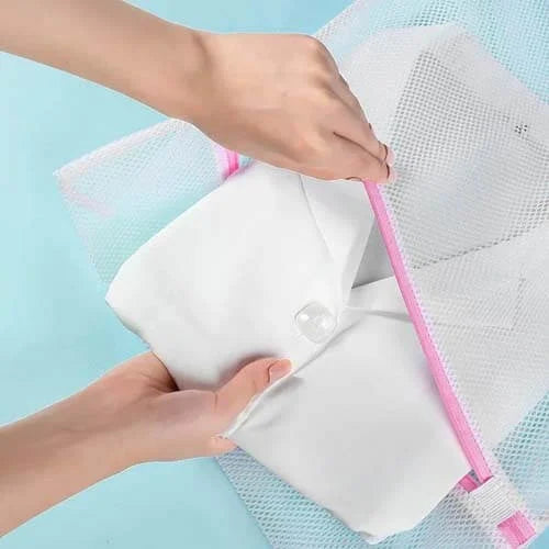 Bag for washing small items in the washing machine