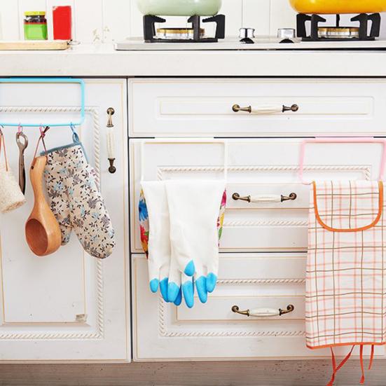 حامل بلاستيكي للتعليق على الخزانة – حل عملي لتنظيم مطبخك وحمامك!