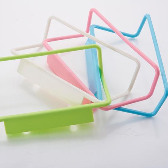 حامل بلاستيكي للتعليق على الخزانة – حل عملي لتنظيم مطبخك وحمامك!