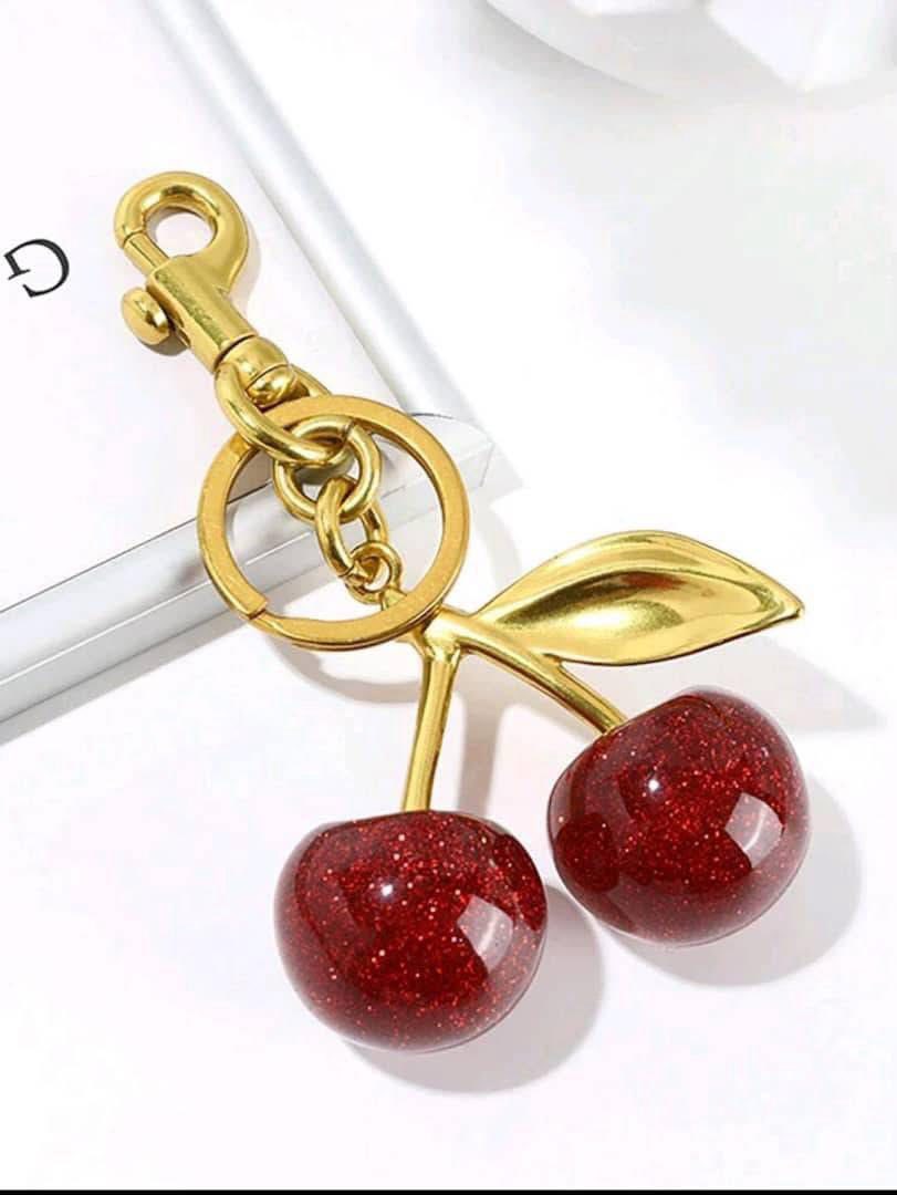 ميدالية الكرز الترند – لمسة من الأناقة والبهجة لمفاتيحكم وحقائبكم!