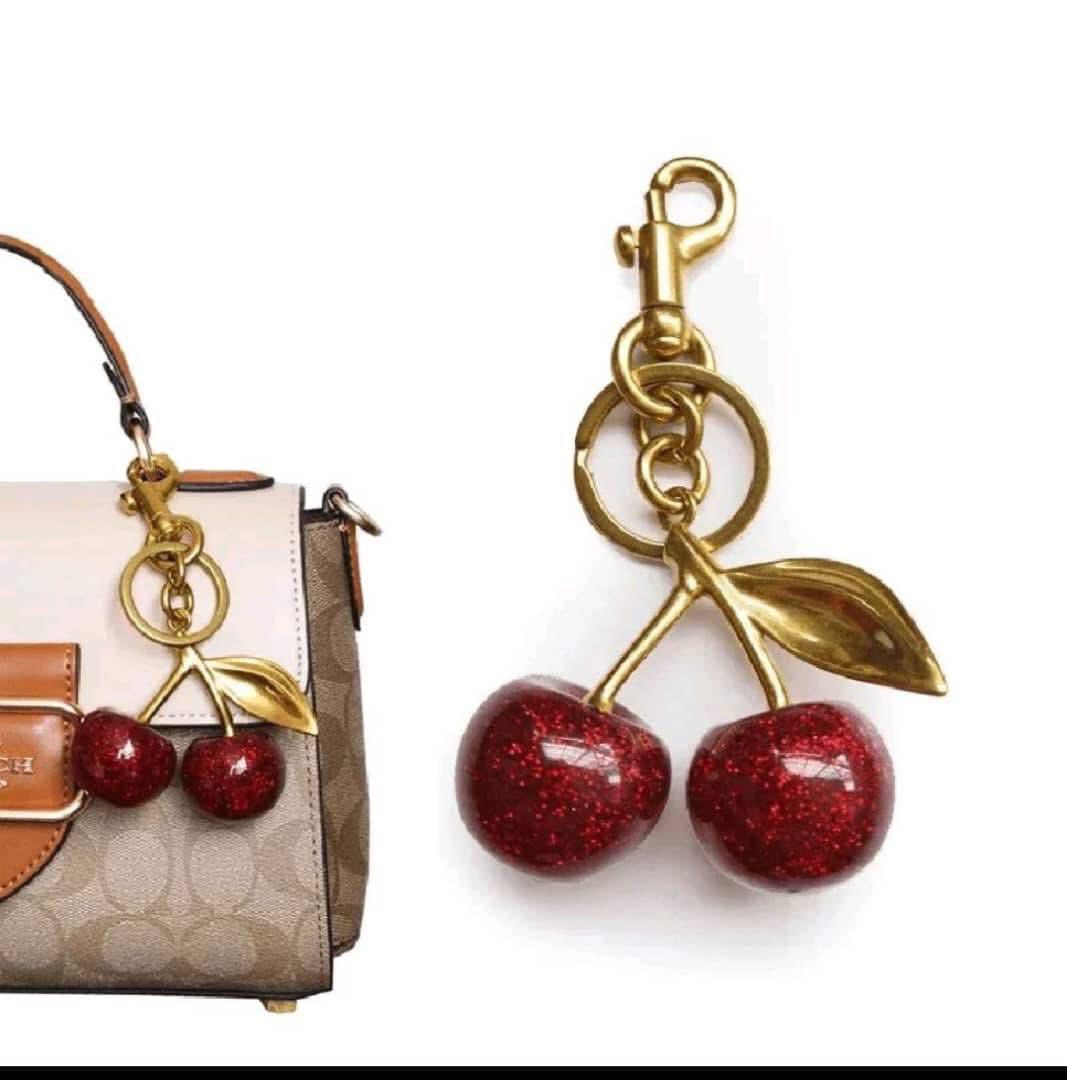 ميدالية الكرز الترند – لمسة من الأناقة والبهجة لمفاتيحكم وحقائبكم!