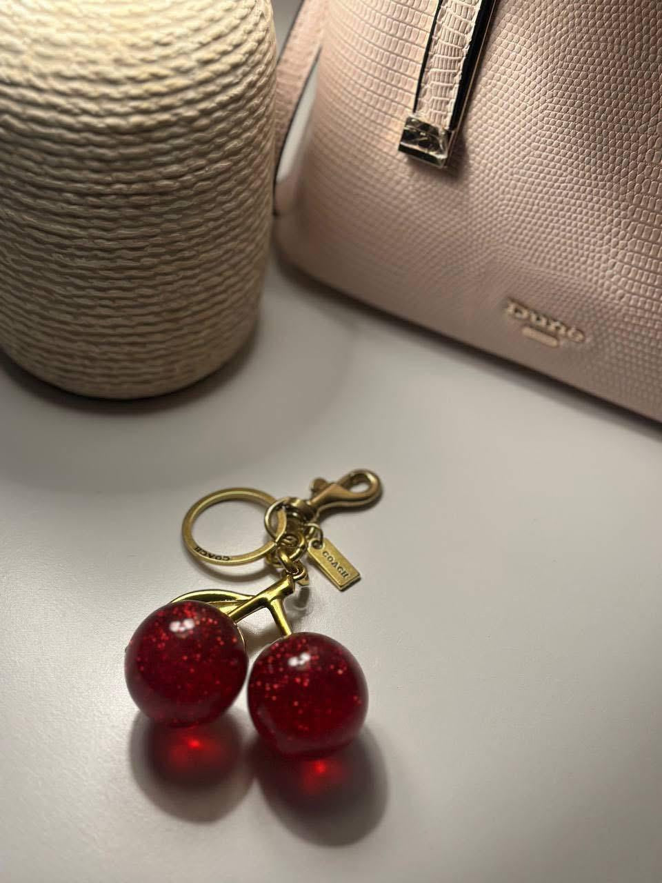 ميدالية الكرز الترند – لمسة من الأناقة والبهجة لمفاتيحكم وحقائبكم!