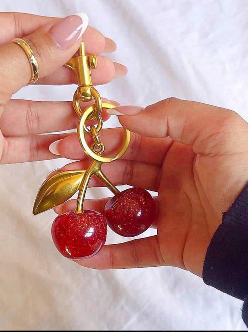 ميدالية الكرز الترند – لمسة من الأناقة والبهجة لمفاتيحكم وحقائبكم!