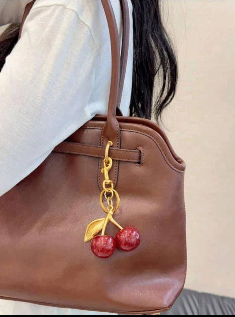 ميدالية الكرز الترند – لمسة من الأناقة والبهجة لمفاتيحكم وحقائبكم!