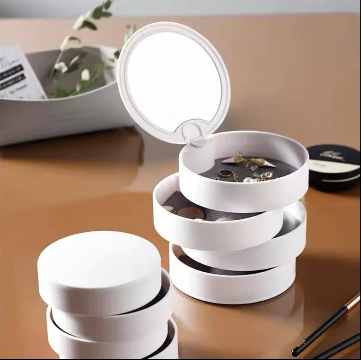 منظم مجوهرات دوار مع مرآة – أناقة وتنظيم في قطعة واحدة!