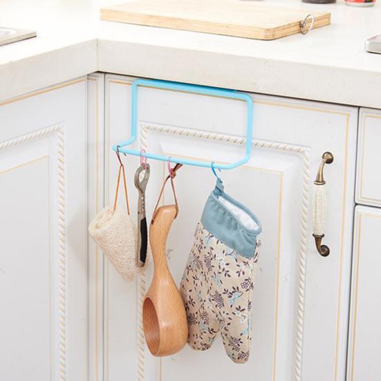 حامل بلاستيكي للتعليق على الخزانة – حل عملي لتنظيم مطبخك وحمامك!