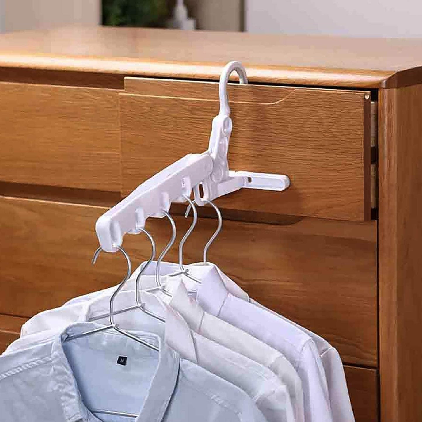 حامل الملابس القابل للطي بخمس فتحات – حل ذكي لتنظيم المساحة في منزلكم وأثناء السفر!