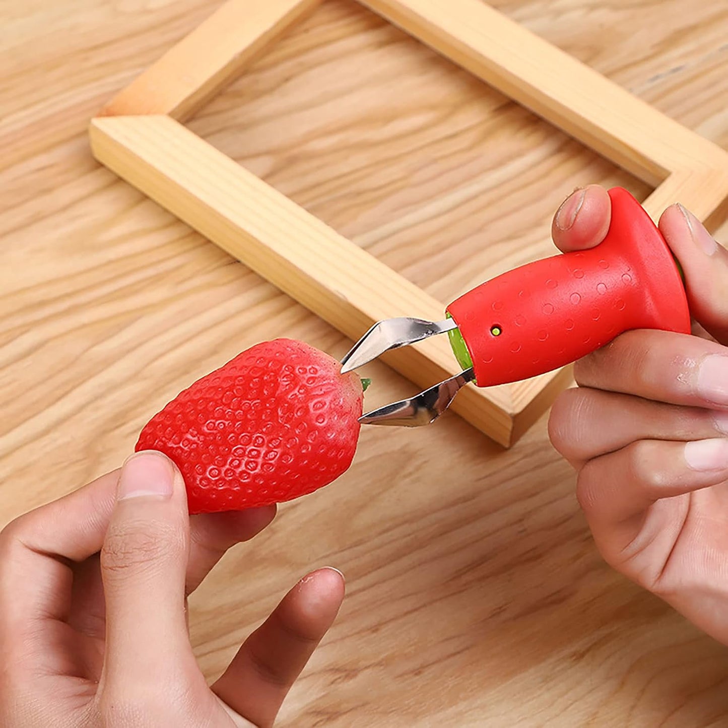 Multi-claw strawberry huller made of stainless steel and plastic for fruits, berries, tomatoes, vegetables, stems, seeds, and leaves, and suitable for citrus seed removal