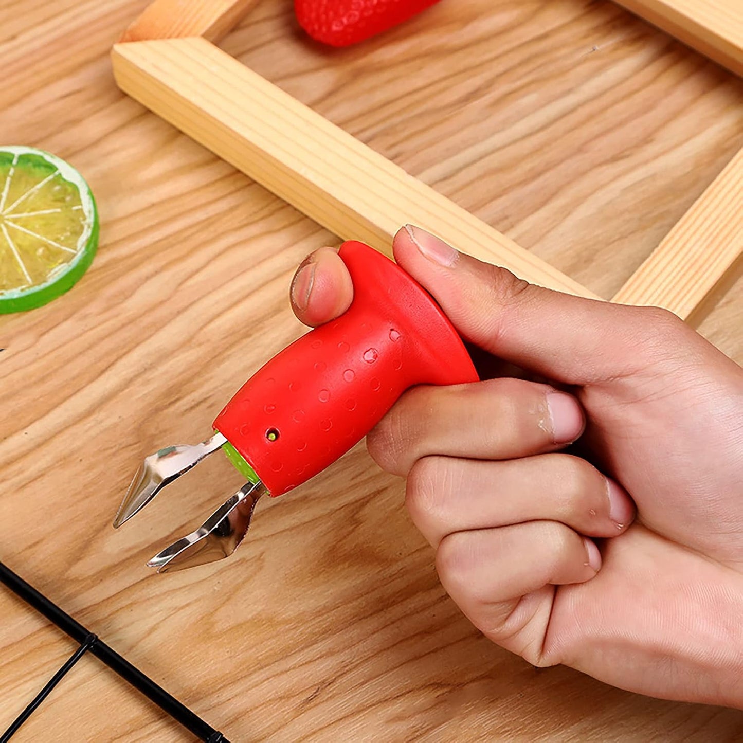 Multi-claw strawberry huller made of stainless steel and plastic for fruits, berries, tomatoes, vegetables, stems, seeds, and leaves, and suitable for citrus seed removal