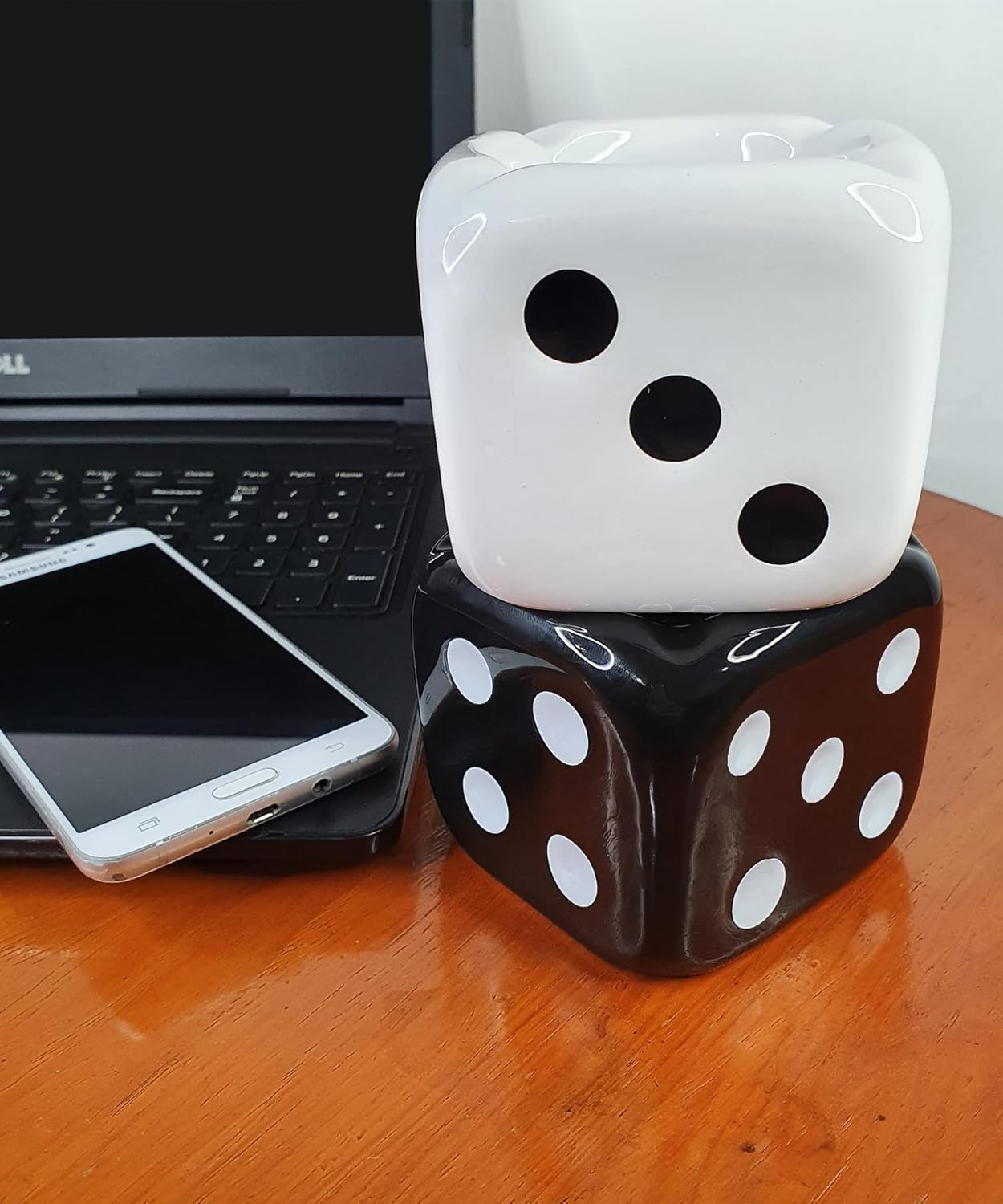 منفضة سجائر فاخرة من السيراميك بتصميم نرد للاستخدام الداخلي والخارجي والفناء وسطح المكتب