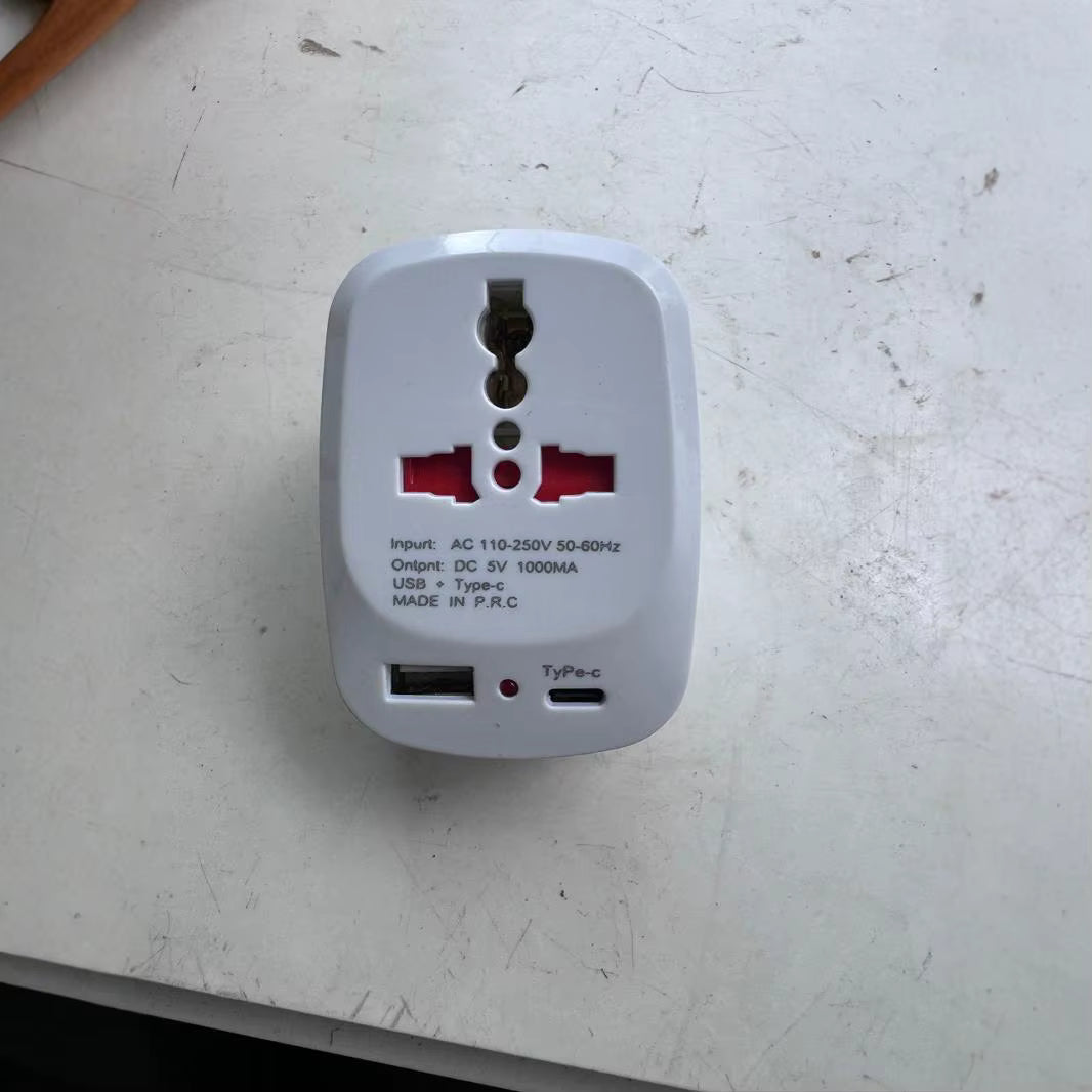 محول قابس سفر عالمي – منفذي USB مزدوجين + منفذ Type-C، شاحن عالمي