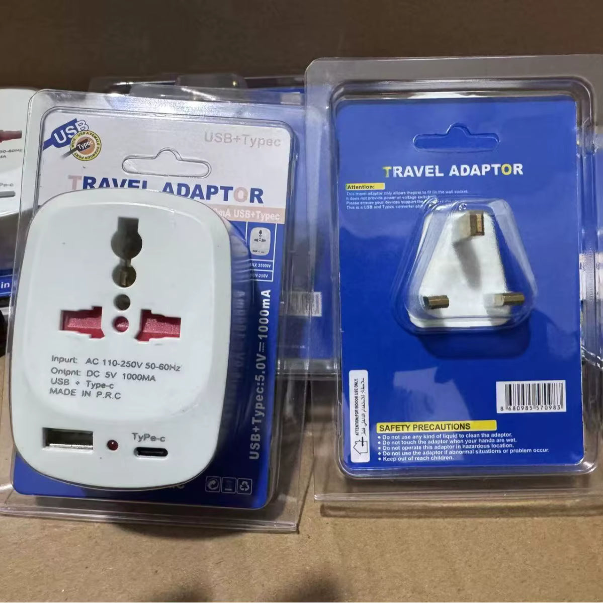 محول قابس سفر عالمي – منفذي USB مزدوجين + منفذ Type-C، شاحن عالمي