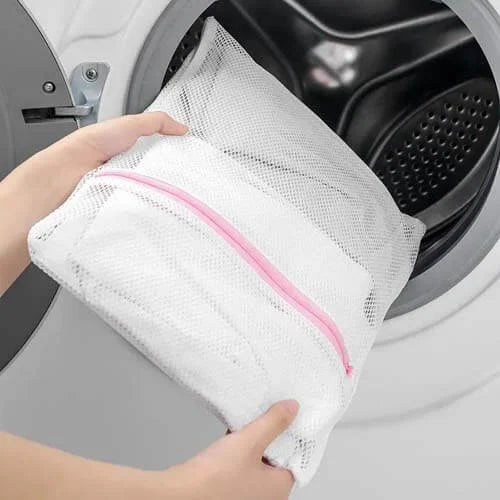 Bag for washing small items in the washing machine