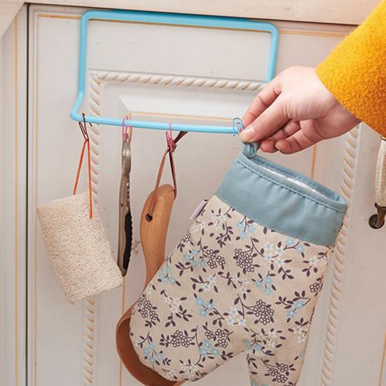 حامل بلاستيكي للتعليق على الخزانة – حل عملي لتنظيم مطبخك وحمامك!