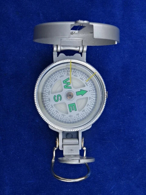 🧭 بوصلة معدنية لمعرفة الاتجاهات والقبلة  وضوح في المسار، وطمأنينة في القلب